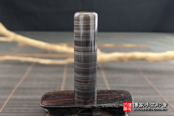 全手工噴砂印章：炫彩黑曜石臍帶章實際成品、印章作品分享、炫彩黑曜石印章材質介紹。（臍帶印章、肚臍章、肚臍印章，一圓一方）傳家手工印章高雄店。2020.07.07，照片5