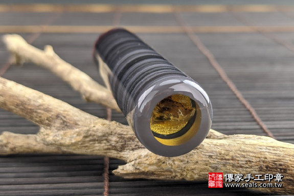 全手工噴砂印章：炫彩黑曜石臍帶章實際成品、印章作品分享、炫彩黑曜石印章材質介紹。（臍帶印章、肚臍章、肚臍印章，一圓一方）傳家手工印章高雄店。2020.07.07，照片6