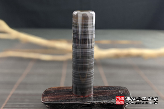 全手工噴砂印章：炫彩黑曜石臍帶章實際成品、印章作品分享、炫彩黑曜石印章材質介紹。（臍帶印章、肚臍章、肚臍印章，一圓一方）傳家手工印章高雄店。2020.07.07，照片9