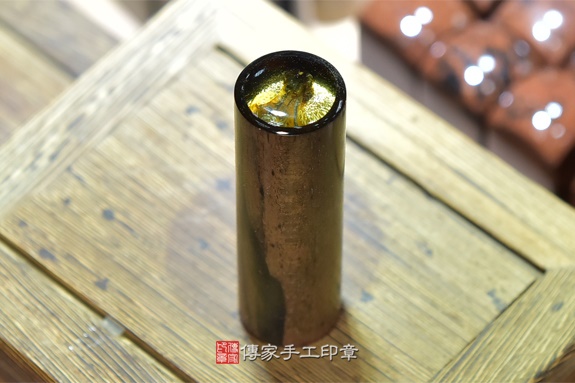 電腦刻印印章：花紋黑檀木臍帶章實際成品、印章作品分享、花紋黑檀木印章材質介紹。（臍帶印章、肚臍章、肚臍印章，胎毛印章，一圓一方）傳家手工印章新竹店2020.07.01