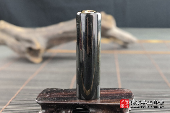 全手工噴砂印章：藍虎眼石臍帶章實際成品、印章作品分享、藍虎眼石印章材質介紹。（臍帶印章、肚臍章、肚臍印章，一圓一方）傳家手工印章高雄店。2020.07.11，照片1