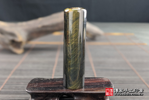 全手工噴砂印章：藍虎眼石臍帶章實際成品、印章作品分享、藍虎眼石印章材質介紹。（臍帶印章、肚臍章、肚臍印章，一圓一方）傳家手工印章高雄店。2020.07.11，照片4