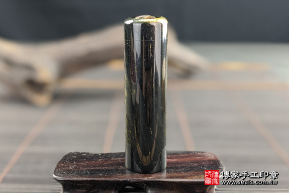 全手工噴砂印章：藍虎眼石臍帶章實際成品、印章作品分享、藍虎眼石印章材質介紹。（臍帶印章、肚臍章、肚臍印章，一圓一方）傳家手工印章高雄店。2020.07.11，照片5