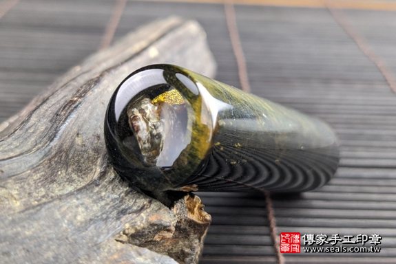 全手工噴砂印章：藍虎眼石臍帶章實際成品、印章作品分享、藍虎眼石印章材質介紹。（臍帶印章、肚臍章、肚臍印章，一圓一方）傳家手工印章高雄店。2020.07.11，照片6