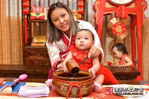 高雄市鳳山區古寶寶、姚寶寶古禮收涎:寶寶淨手儀式：寶寶淨手象徵洗淨，把不好的去掉，洗滌身心靈。照片1