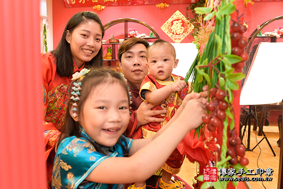  桃園市八德區李寶寶古禮抓周: 【抓蔥門】：讓寶寶聰明伶俐，才華洋溢、學業、事業都順利。  抓蔥門的抓周儀式，是讓孩子聰明，有才華，有解決問題的能力，桃園店抓周。照片16