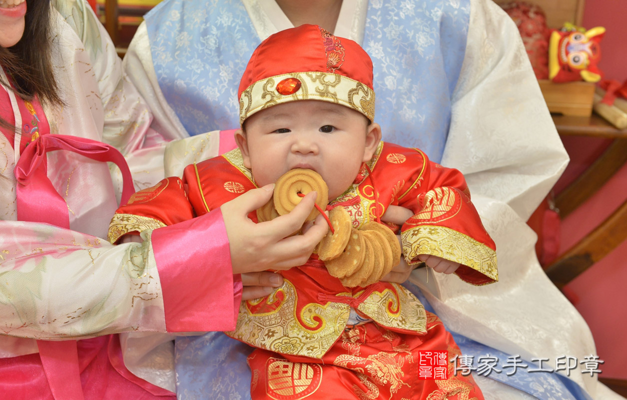 新北市永和區毛寶寶古禮收涎祝福活動:為寶寶戴上收涎餅乾。照片6