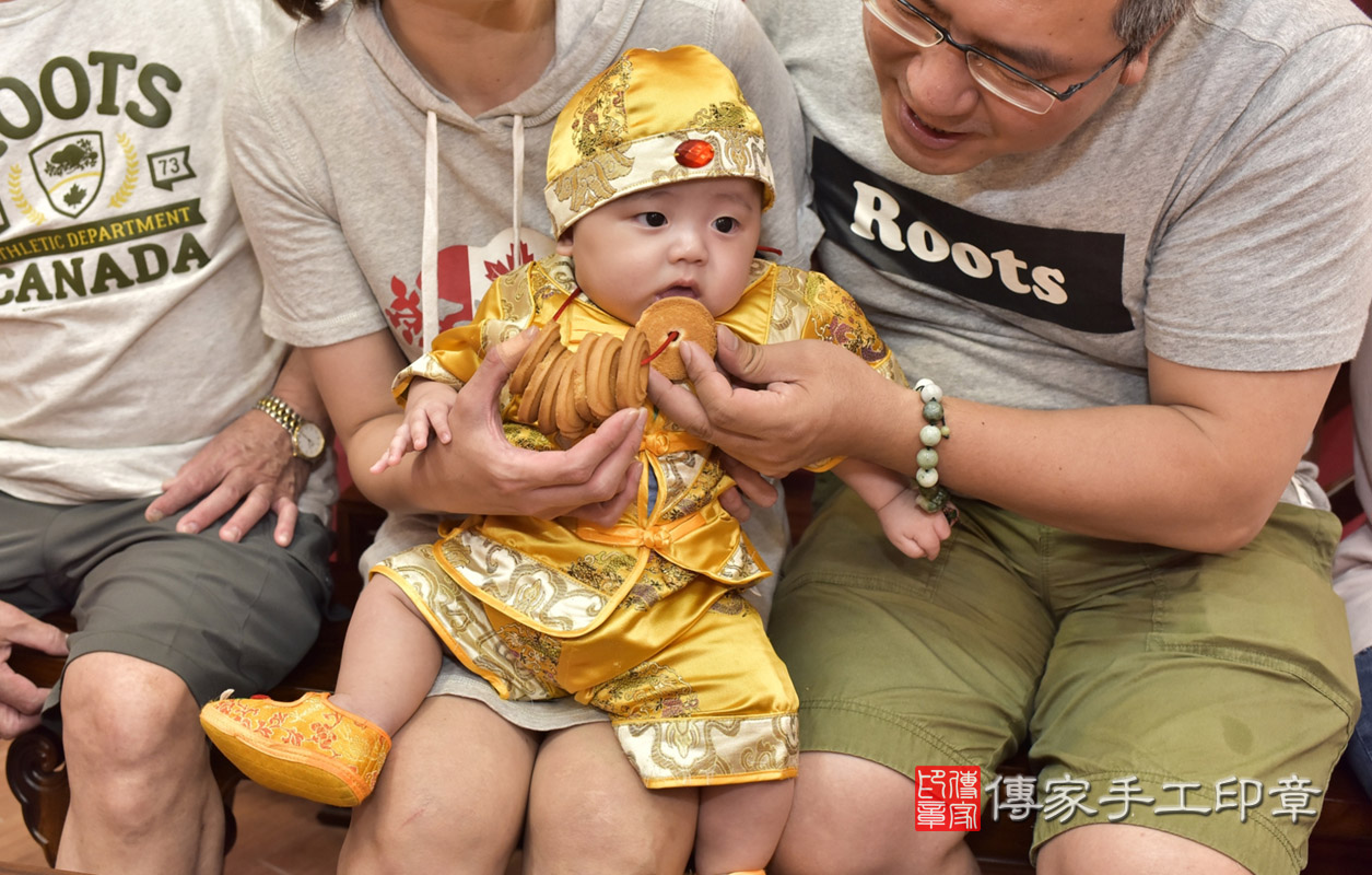 新北市永和區林寶寶古禮收涎祝福活動:為寶寶戴上收涎餅乾。照片3