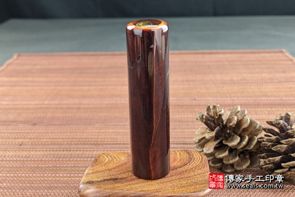 全手工噴砂印章：紅虎眼石臍帶章實際成品、印章作品分享、紅虎眼石印章材質介紹。（臍帶印章、肚臍章、肚臍印章，一圓一方）傳家手工印章高雄店。2020.07.16，照片4