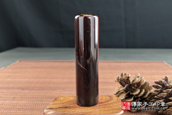 全手工噴砂印章：紅虎眼石臍帶章實際成品、印章作品分享、紅虎眼石印章材質介紹。（臍帶印章、肚臍章、肚臍印章，一圓一方）傳家手工印章高雄店。2020.07.16，照片5