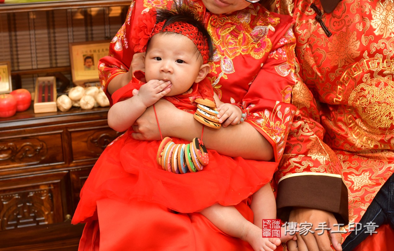 高雄市鳳山區張寶寶古禮收涎祝福活動:為寶寶戴上收涎餅乾。照片3