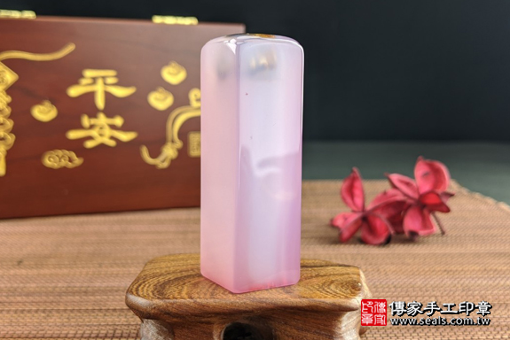 半手工噴砂印章：粉紅瑪瑙臍帶章實際成品、印章作品分享、粉紅瑪瑙印章材質介紹。（臍帶印章、肚臍章、肚臍印章，一圓一方）傳家手工印章高雄店。2020.07.26，照片7