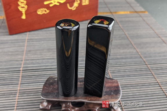 全手工噴砂印章：黑瑪瑙臍帶章實際成品、印章作品分享、黑瑪瑙印章材質介紹。（臍帶印章、肚臍章、肚臍印章，一圓一方）傳家手工印章高雄店。2020.08.06，照片5