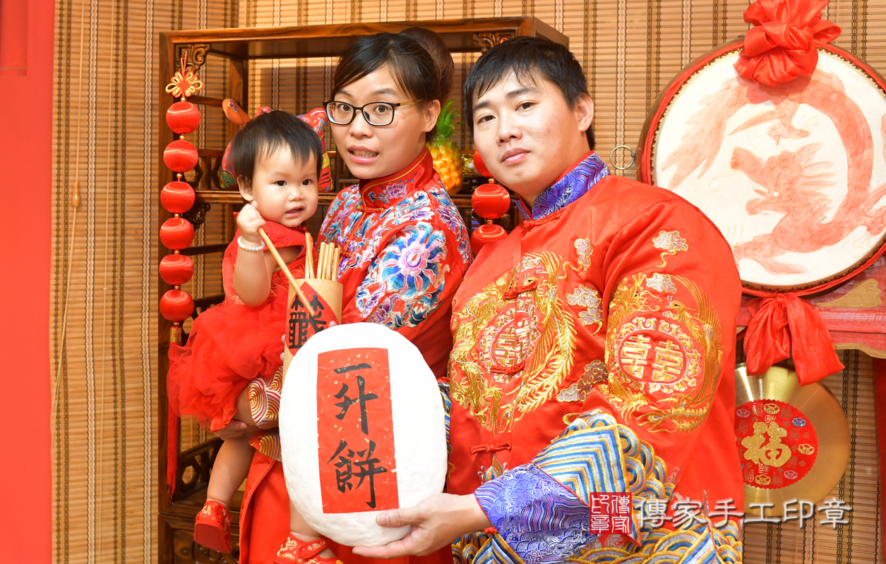 鳳山區蔡寶寶古禮抓周：抓周儀式【踏一升餅】。照片1