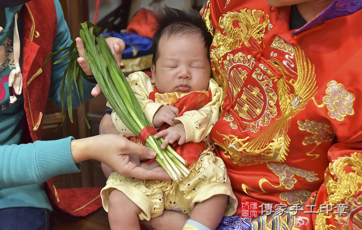 159剃胎毛、滿月剃頭、嬰兒剃頭、嬰兒理髮、嬰兒剃髮、嬰兒剃胎毛、嬰兒滿月剃頭、寶寶剃頭、剃胎毛儀式、剃胎毛吉祥話、滿月剃頭儀式、滿月剃頭吉祥話、寶寶剃胎毛、寶寶滿月剃頭理髮、 新竹市香山區剃胎毛、新竹市香山區滿月剃頭、新竹市香山區嬰兒剃頭剃胎毛、新竹市香山區嬰兒理髮、新竹市嬰兒剃髮、 林寶寶(新竹市香山區嬰兒寶寶滿月剃頭理髮、免費嬰兒剃胎毛儀式吉祥話)。中國風會場，爸媽寶貝免費穿「日中韓」古裝禮服。專業拍照、DVD光碟、證書。★購買「臍帶章、肚臍章、胎毛筆刷印章」贈送：剃頭、收涎、抓周，三選一。2020.01.30照片11