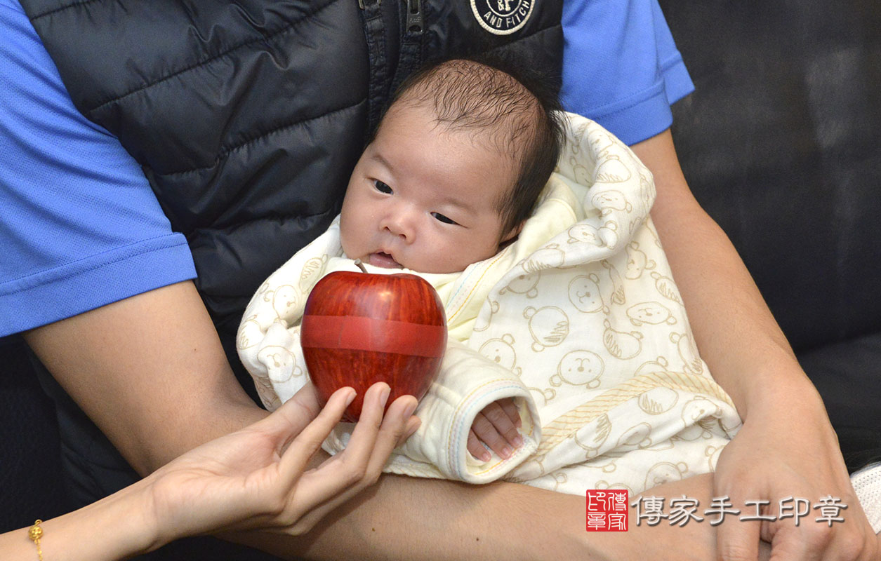 剃胎毛、滿月剃頭、嬰兒剃頭、嬰兒理髮、嬰兒剃髮、嬰兒剃胎毛、嬰兒滿月剃頭、寶寶剃頭、剃胎毛儀式、剃胎毛吉祥話、滿月剃頭儀式、滿月剃頭吉祥話、寶寶剃胎毛、寶寶滿月剃頭理髮、 新竹市香山區剃胎毛、新竹市香山區滿月剃頭、新竹市香山區嬰兒剃頭剃胎毛、新竹市香山區嬰兒理髮、新竹市嬰兒剃髮、 林寶寶(新竹市香山區嬰兒寶寶滿月剃頭理髮、免費嬰兒剃胎毛儀式吉祥話)。中國風會場，爸媽寶貝免費穿「日中韓」古裝禮服。專業拍照、DVD光碟、證書。★購買「臍帶章、肚臍章、胎毛筆刷印章」贈送：剃頭、收涎、抓周，三選一。2020.01.19照片8