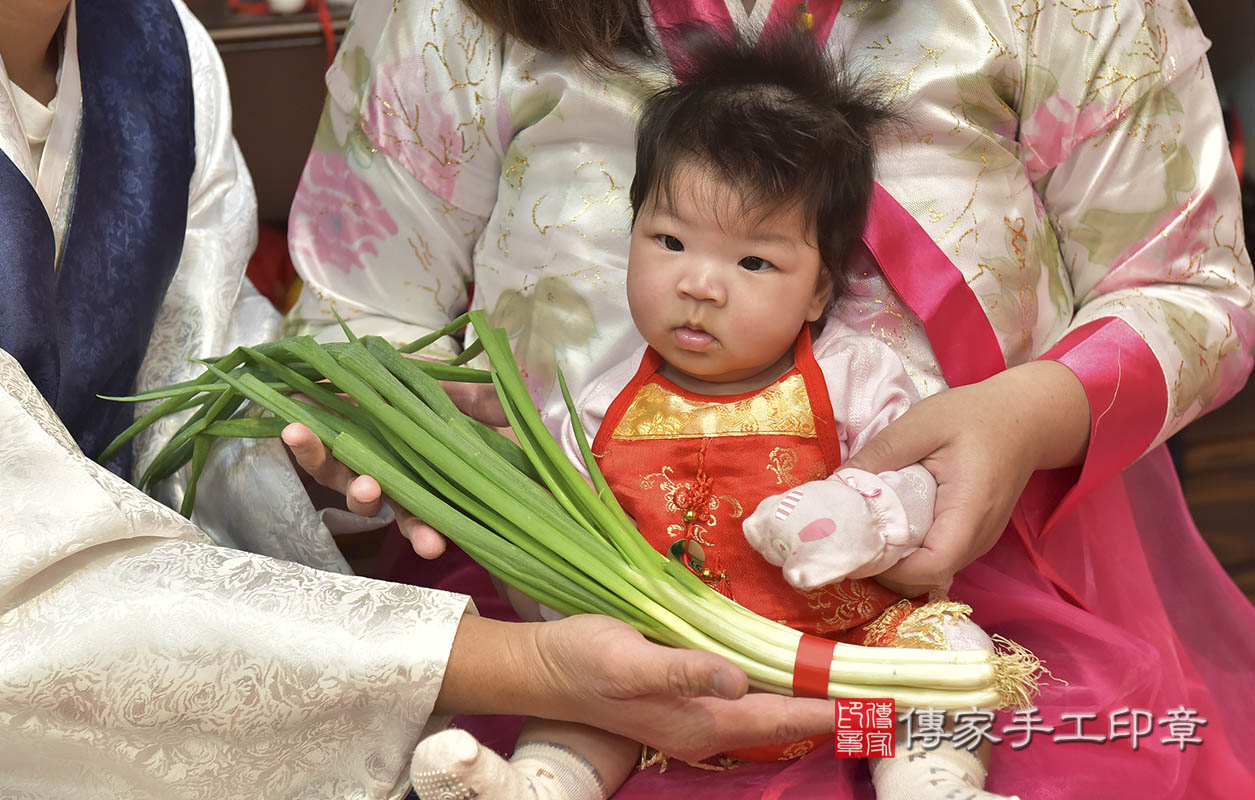 剃胎毛、滿月剃頭、嬰兒剃頭、嬰兒理髮、嬰兒剃髮、嬰兒剃胎毛、嬰兒滿月剃頭、寶寶剃頭、剃胎毛儀式、剃胎毛吉祥話、滿月剃頭儀式、滿月剃頭吉祥話、寶寶剃胎毛、寶寶滿月剃頭理髮、 新竹市香山區剃胎毛、新竹市香山區滿月剃頭、新竹市香山區嬰兒剃頭剃胎毛、新竹市香山區嬰兒理髮、新竹市嬰兒剃髮、 彭寶寶(新竹市香山區嬰兒寶寶滿月剃頭理髮、免費嬰兒剃胎毛儀式吉祥話)。中國風會場，爸媽寶貝免費穿「日中韓」古裝禮服。專業拍照、DVD光碟、證書。★購買「臍帶章、肚臍章、胎毛筆刷印章」贈送：剃頭、收涎、抓周，三選一。2020.02.09照片12