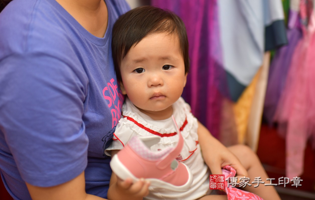 鳳山區鄭寶寶古禮抓周：滿週歲趨吉避凶的吉祥衣服穿戴。照片2