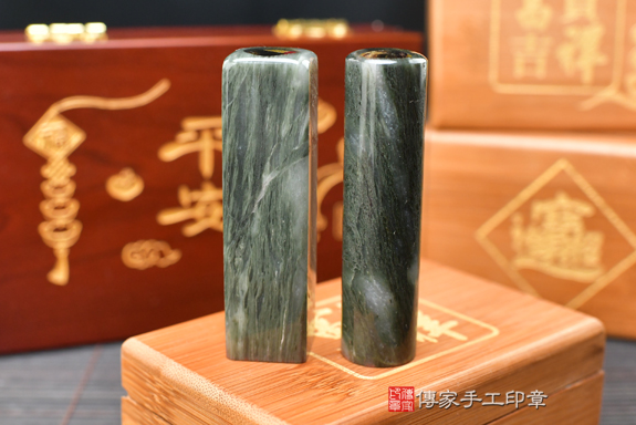 全手工噴砂印章：綠髮彩玉臍髮雙章實際成品、印章作品分享、綠髮彩玉印章材質介紹。（臍帶印章、肚臍章、肚臍印章，一圓一方）傳家手工印章高雄店。2020.08.19，照片1