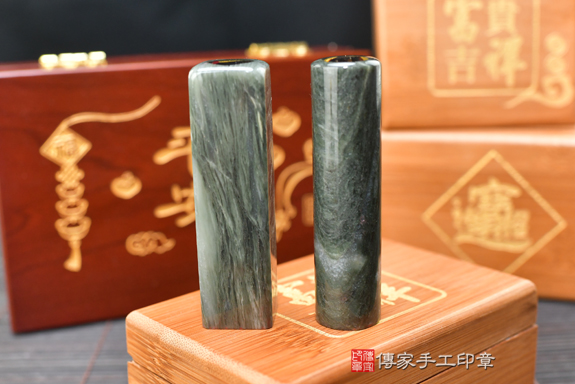 全手工噴砂印章：綠髮彩玉臍髮雙章實際成品、印章作品分享、綠髮彩玉印章材質介紹。（臍帶印章、肚臍章、肚臍印章，一圓一方）傳家手工印章高雄店。2020.08.19，照片5