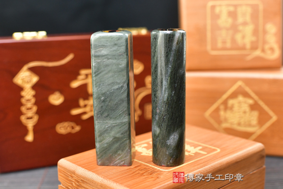 全手工噴砂印章：綠髮彩玉臍髮雙章實際成品、印章作品分享、綠髮彩玉印章材質介紹。（臍帶印章、肚臍章、肚臍印章，一圓一方）傳家手工印章高雄店。2020.08.19，照片9