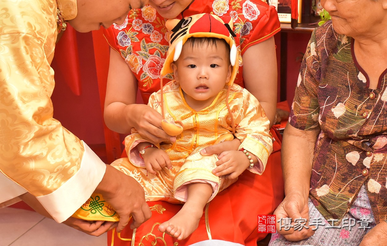 北區楊寶寶古禮抓周：滿週歲趨吉避凶的吉祥衣服穿戴。照片2