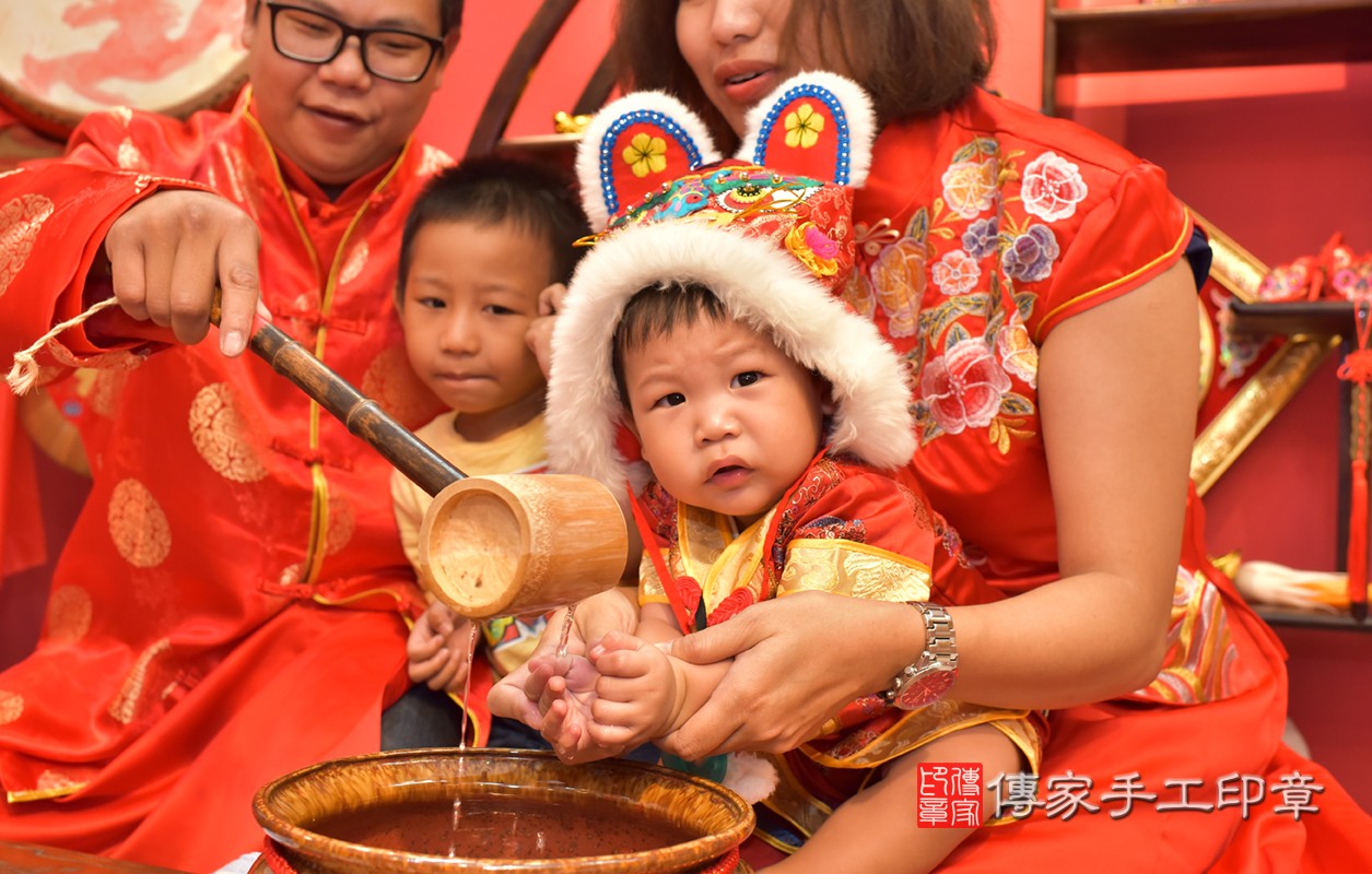 北區柯寶寶古禮抓周：寶寶抓周淨手儀式。照片2