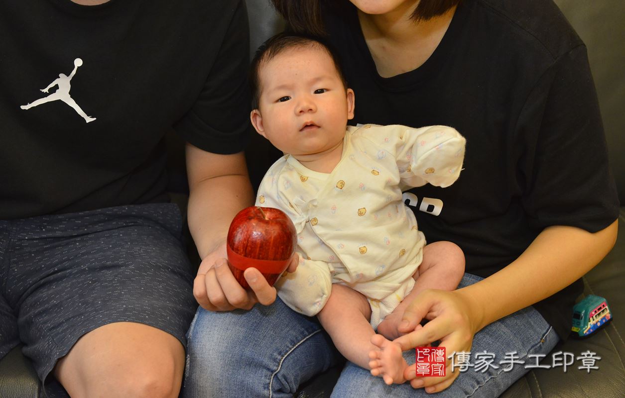 剃胎毛、滿月剃頭、嬰兒剃頭、嬰兒理髮、嬰兒剃髮、嬰兒剃胎毛、嬰兒滿月剃頭、寶寶剃頭、剃胎毛儀式、剃胎毛吉祥話、滿月剃頭儀式、滿月剃頭吉祥話、寶寶剃胎毛、寶寶滿月剃頭理髮、 新北市永和區剃胎毛、新北市永和區滿月剃頭、新北市永和區嬰兒剃頭剃胎毛、新北市永和區嬰兒理髮、新北市嬰兒剃髮、 林寶寶(新北市永和區到府嬰兒寶寶滿月剃頭理髮、到府嬰兒剃胎毛儀式吉祥話)。到府剃頭剃胎毛主持、專業拍照、DVD光碟、證書。★購買「臍帶章、肚臍章、胎毛筆刷印章」贈送：剃頭、收涎、抓周，三選一。2020.06.25照片16