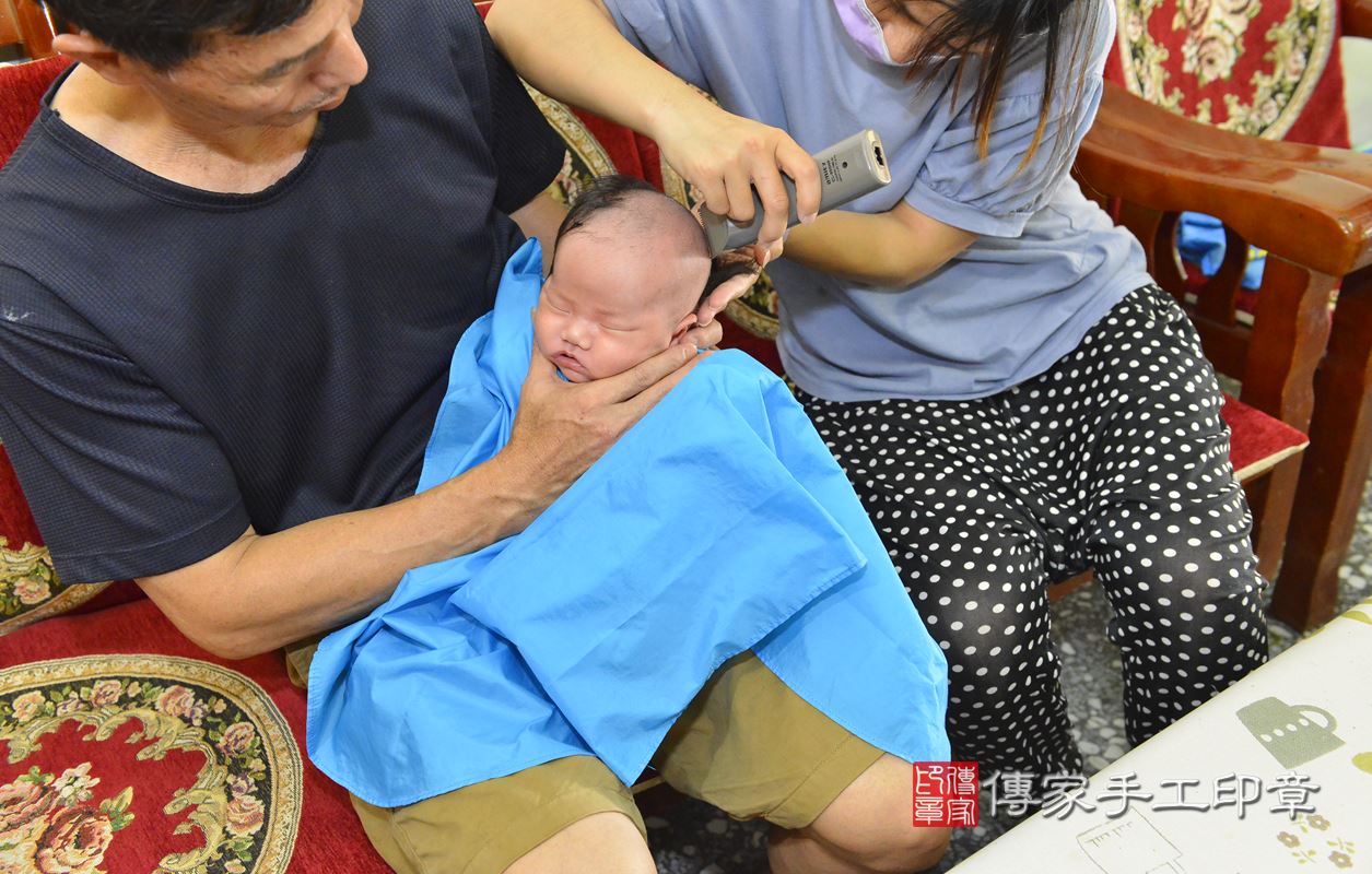 剃胎毛、滿月剃頭、嬰兒剃頭、嬰兒理髮、嬰兒剃髮、嬰兒剃胎毛、嬰兒滿月剃頭、寶寶剃頭、剃胎毛儀式、剃胎毛吉祥話、滿月剃頭儀式、滿月剃頭吉祥話、寶寶剃胎毛、寶寶滿月剃頭理髮、 新北市板橋區剃胎毛、新北市板橋區滿月剃頭、新北市板橋區嬰兒剃頭剃胎毛、新北市板橋區嬰兒理髮、新北市嬰兒剃髮、 褚寶寶(新北市板橋區到府嬰兒寶寶滿月剃頭理髮、到府嬰兒剃胎毛儀式吉祥話)。到府剃頭剃胎毛主持、專業拍照、DVD光碟、證書。★購買「臍帶章、肚臍章、胎毛筆刷印章」贈送：剃頭、收涎、抓周，三選一。2020.06.28照片31