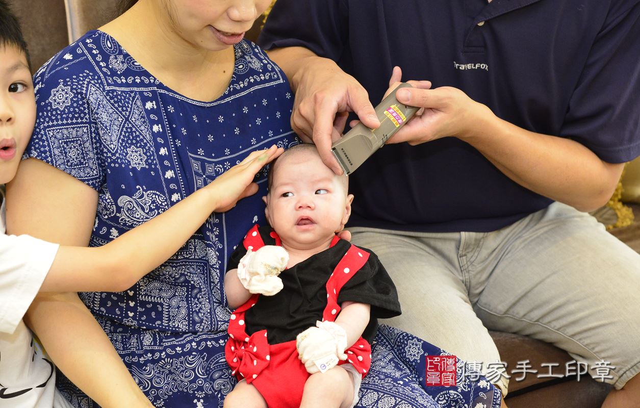 剃胎毛、滿月剃頭、嬰兒剃頭、嬰兒理髮、嬰兒剃髮、嬰兒剃胎毛、嬰兒滿月剃頭、寶寶剃頭、剃胎毛儀式、剃胎毛吉祥話、滿月剃頭儀式、滿月剃頭吉祥話、寶寶剃胎毛、寶寶滿月剃頭理髮、 新北市林口區剃胎毛、新北市林口區滿月剃頭、新北市林口區嬰兒剃頭剃胎毛、新北市林口區嬰兒理髮、新北市嬰兒剃髮、 葉寶寶(新北市林口區到府嬰兒寶寶滿月剃頭理髮、到府嬰兒剃胎毛儀式吉祥話)。到府剃頭剃胎毛主持、專業拍照、DVD光碟、證書。★購買「臍帶章、肚臍章、胎毛筆刷印章」贈送：剃頭、收涎、抓周，三選一。2020.07.04照片32