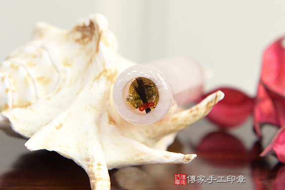 全手工噴砂印章：粉晶臍帶章實際成品、印章作品分享、粉晶印章材質介紹。（臍帶印章、肚臍章、肚臍印章，胎毛印章，一圓一方）傳家手工印章桃園店。2020.08.31 照片4