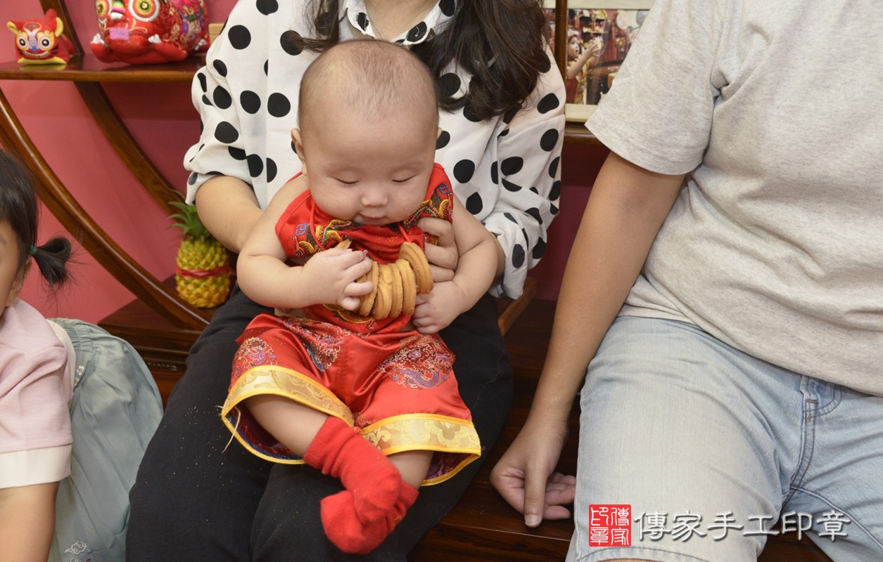  新北市永和區許寶寶古禮收涎祝福活動:為寶寶戴上收涎餅乾。照片4