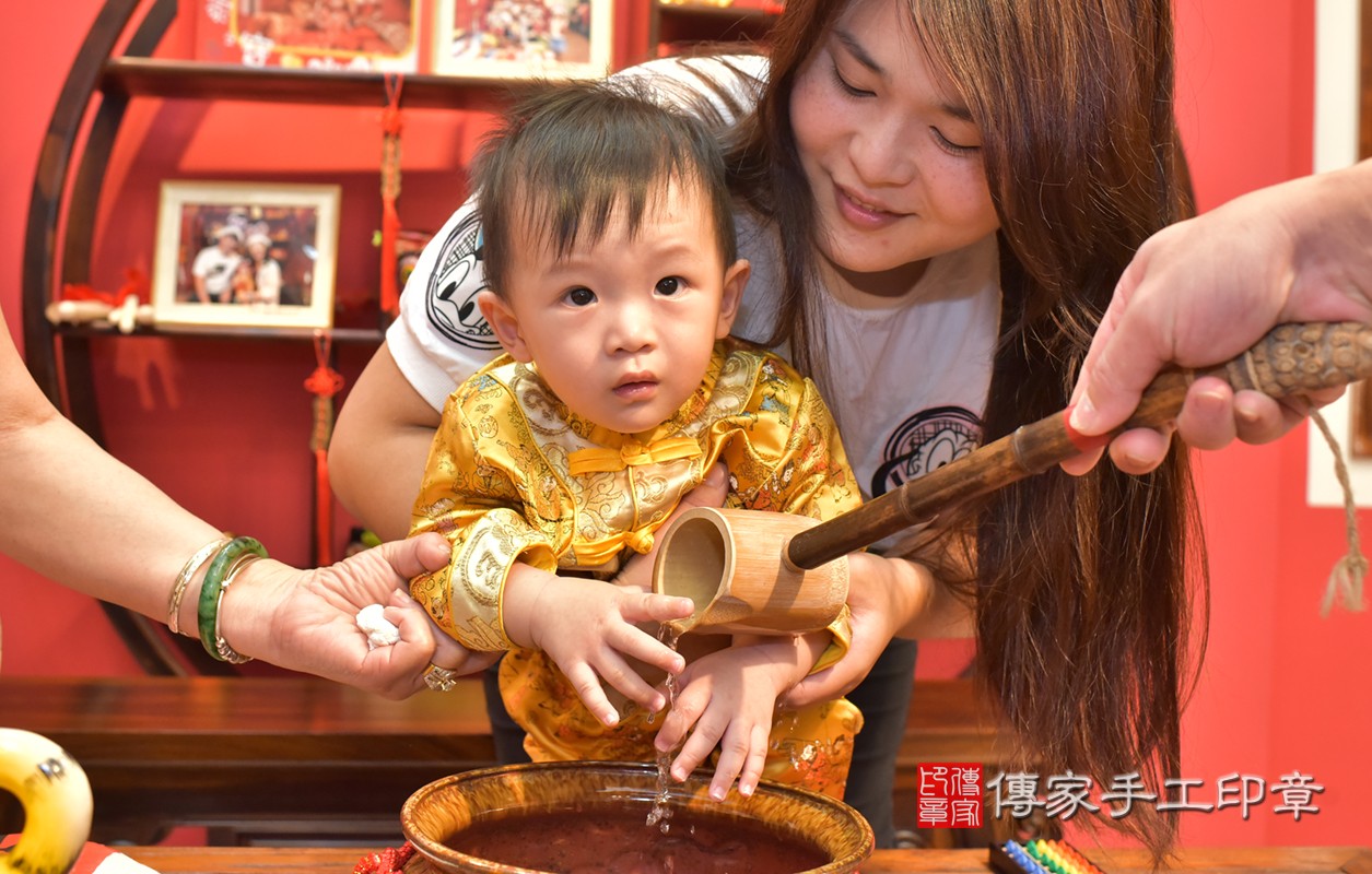 北區陳寶寶古禮抓周：寶寶抓周淨手儀式。照片1