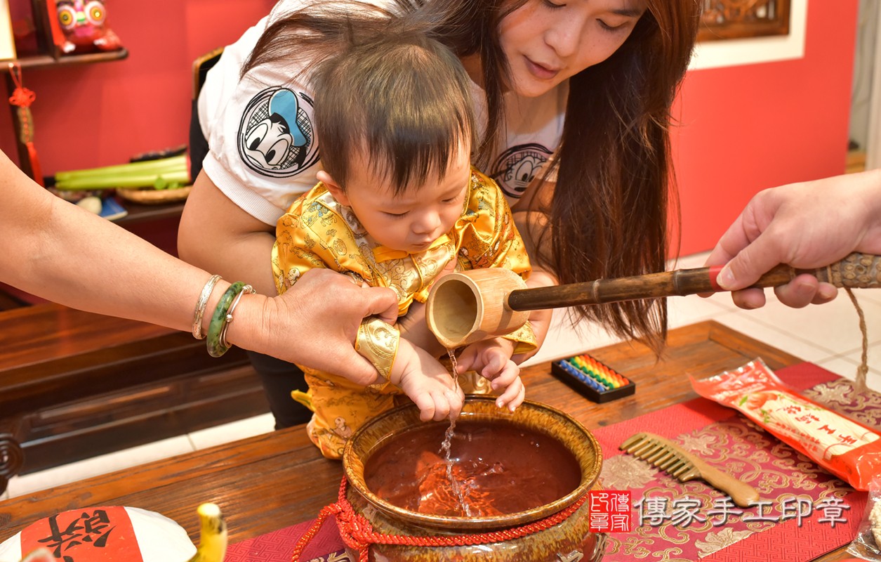 北區陳寶寶古禮抓周：寶寶抓周淨手儀式。照片2