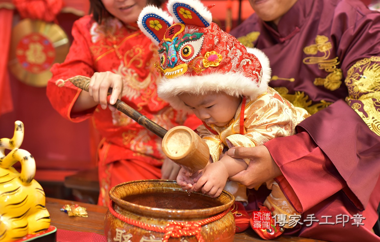 北區陳寶寶古禮抓周：寶寶抓周淨手儀式。照片2