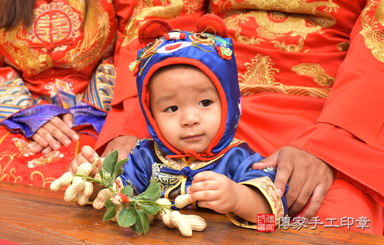 北區許寶寶古禮抓周：抓周儀式【吃花生】。照片1