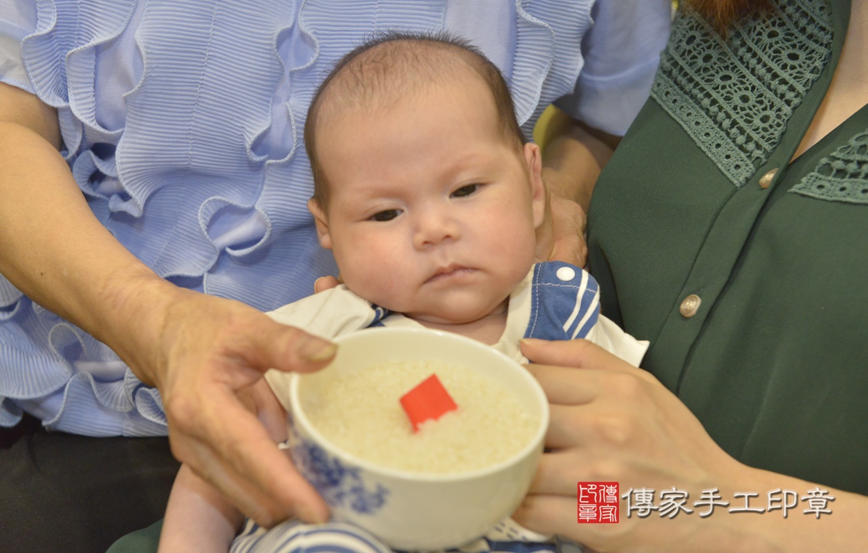 剃胎毛、滿月剃頭、嬰兒剃頭、嬰兒理髮、嬰兒剃髮、嬰兒剃胎毛、嬰兒滿月剃頭、寶寶剃頭、剃胎毛儀式、剃胎毛吉祥話、滿月剃頭儀式、滿月剃頭吉祥話、寶寶剃胎毛、寶寶滿月剃頭理髮、 新北市板橋區剃胎毛、新北市板橋區滿月剃頭、新北市板橋區嬰兒剃頭剃胎毛、新北市板橋區嬰兒理髮、新北市嬰兒剃髮、 李寶寶(新北市板橋區到府嬰兒寶寶滿月剃頭理髮、到府嬰兒剃胎毛儀式吉祥話)。到府剃頭剃胎毛主持、專業拍照、DVD光碟、證書。★購買「臍帶章、肚臍章、胎毛筆刷印章」贈送：剃頭、收涎、抓周，三選一。2020.07.20照片12