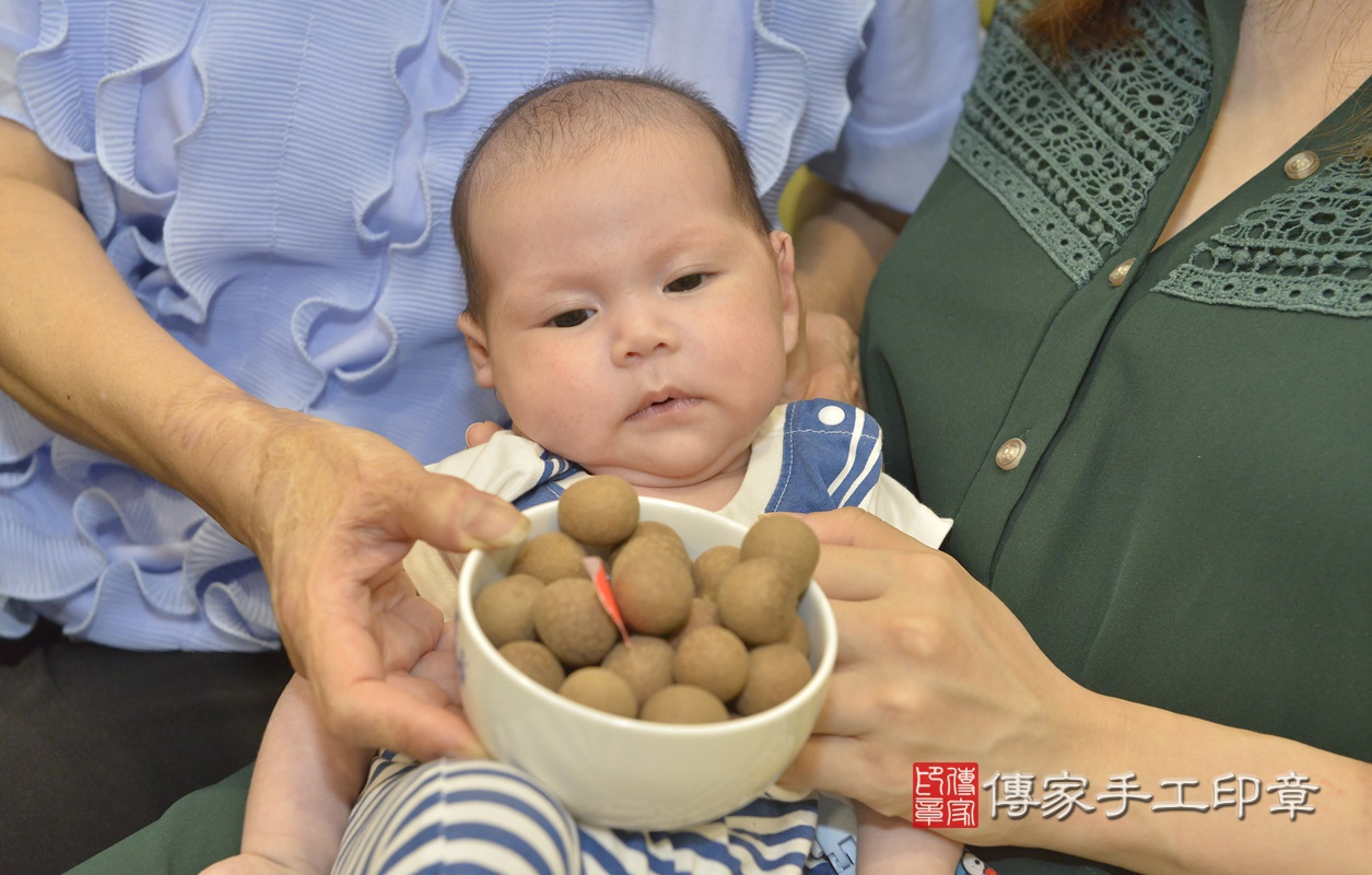 剃胎毛、滿月剃頭、嬰兒剃頭、嬰兒理髮、嬰兒剃髮、嬰兒剃胎毛、嬰兒滿月剃頭、寶寶剃頭、剃胎毛儀式、剃胎毛吉祥話、滿月剃頭儀式、滿月剃頭吉祥話、寶寶剃胎毛、寶寶滿月剃頭理髮、 新北市板橋區剃胎毛、新北市板橋區滿月剃頭、新北市板橋區嬰兒剃頭剃胎毛、新北市板橋區嬰兒理髮、新北市嬰兒剃髮、 李寶寶(新北市板橋區到府嬰兒寶寶滿月剃頭理髮、到府嬰兒剃胎毛儀式吉祥話)。到府剃頭剃胎毛主持、專業拍照、DVD光碟、證書。★購買「臍帶章、肚臍章、胎毛筆刷印章」贈送：剃頭、收涎、抓周，三選一。2020.07.20照片14