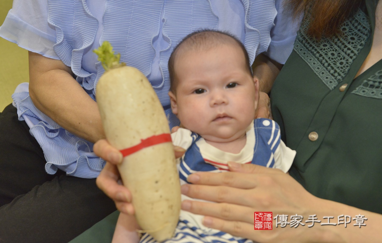 剃胎毛、滿月剃頭、嬰兒剃頭、嬰兒理髮、嬰兒剃髮、嬰兒剃胎毛、嬰兒滿月剃頭、寶寶剃頭、剃胎毛儀式、剃胎毛吉祥話、滿月剃頭儀式、滿月剃頭吉祥話、寶寶剃胎毛、寶寶滿月剃頭理髮、 新北市板橋區剃胎毛、新北市板橋區滿月剃頭、新北市板橋區嬰兒剃頭剃胎毛、新北市板橋區嬰兒理髮、新北市嬰兒剃髮、 李寶寶(新北市板橋區到府嬰兒寶寶滿月剃頭理髮、到府嬰兒剃胎毛儀式吉祥話)。到府剃頭剃胎毛主持、專業拍照、DVD光碟、證書。★購買「臍帶章、肚臍章、胎毛筆刷印章」贈送：剃頭、收涎、抓周，三選一。2020.07.20照片26