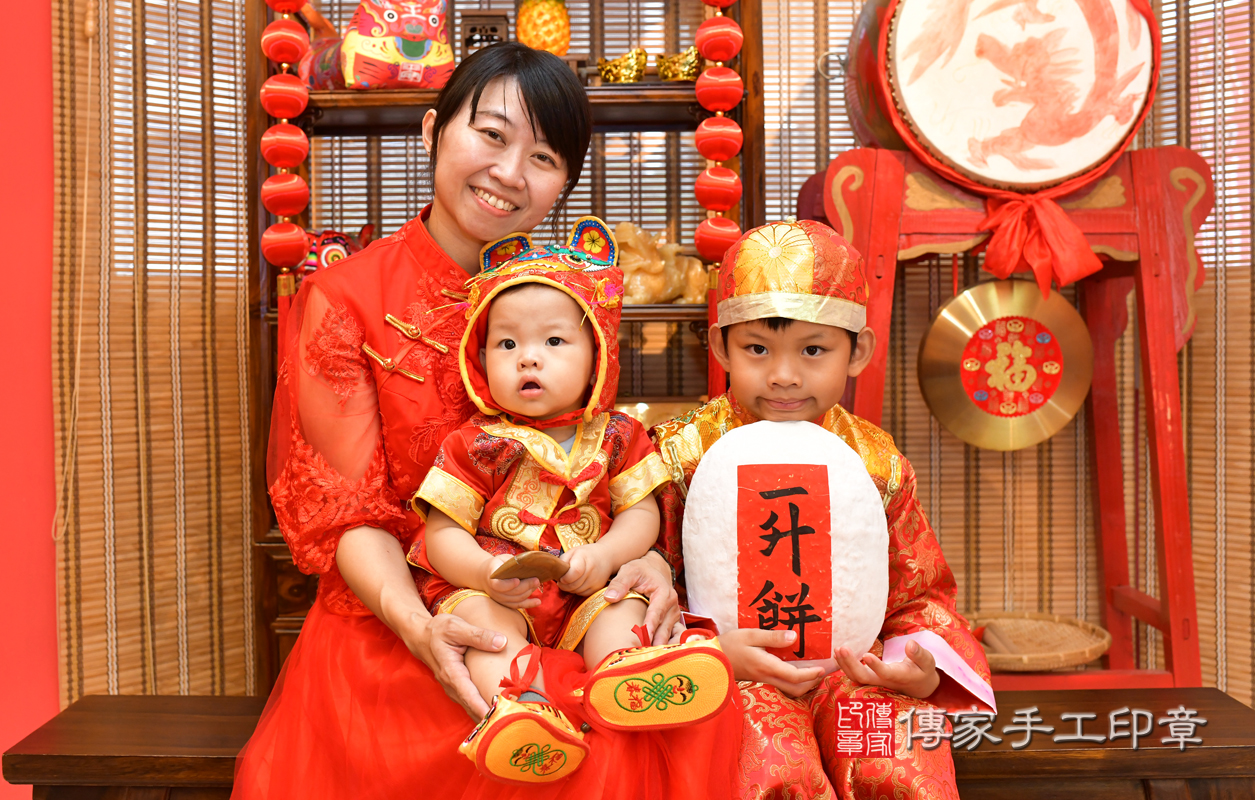 鳳山區潘寶寶古禮抓周：抓周儀式【踏一升餅】。照片1