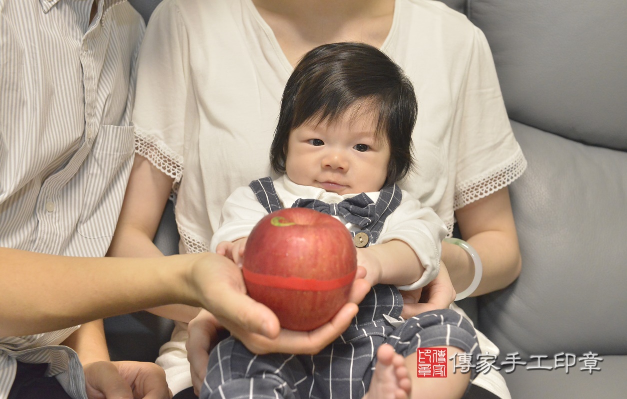 剃胎毛、滿月剃頭、嬰兒剃頭、嬰兒理髮、嬰兒剃髮、嬰兒剃胎毛、嬰兒滿月剃頭、寶寶剃頭、剃胎毛儀式、剃胎毛吉祥話、滿月剃頭儀式、滿月剃頭吉祥話、寶寶剃胎毛、寶寶滿月剃頭理髮、 新北市永和區剃胎毛、新北市永和區滿月剃頭、新北市永和區嬰兒剃頭剃胎毛、新北市永和區嬰兒理髮、新北市嬰兒剃髮、 陳寶寶(新北市永和區到府嬰兒寶寶滿月剃頭理髮、到府嬰兒剃胎毛儀式吉祥話)。到府剃頭剃胎毛主持、專業拍照、DVD光碟、證書。★購買「臍帶章、肚臍章、胎毛筆刷印章」贈送：剃頭、收涎、抓周，三選一。2020.07.25照片15