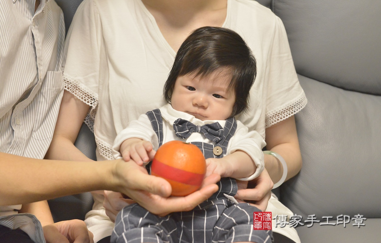 剃胎毛、滿月剃頭、嬰兒剃頭、嬰兒理髮、嬰兒剃髮、嬰兒剃胎毛、嬰兒滿月剃頭、寶寶剃頭、剃胎毛儀式、剃胎毛吉祥話、滿月剃頭儀式、滿月剃頭吉祥話、寶寶剃胎毛、寶寶滿月剃頭理髮、 新北市永和區剃胎毛、新北市永和區滿月剃頭、新北市永和區嬰兒剃頭剃胎毛、新北市永和區嬰兒理髮、新北市嬰兒剃髮、 陳寶寶(新北市永和區到府嬰兒寶寶滿月剃頭理髮、到府嬰兒剃胎毛儀式吉祥話)。到府剃頭剃胎毛主持、專業拍照、DVD光碟、證書。★購買「臍帶章、肚臍章、胎毛筆刷印章」贈送：剃頭、收涎、抓周，三選一。2020.07.25照片17