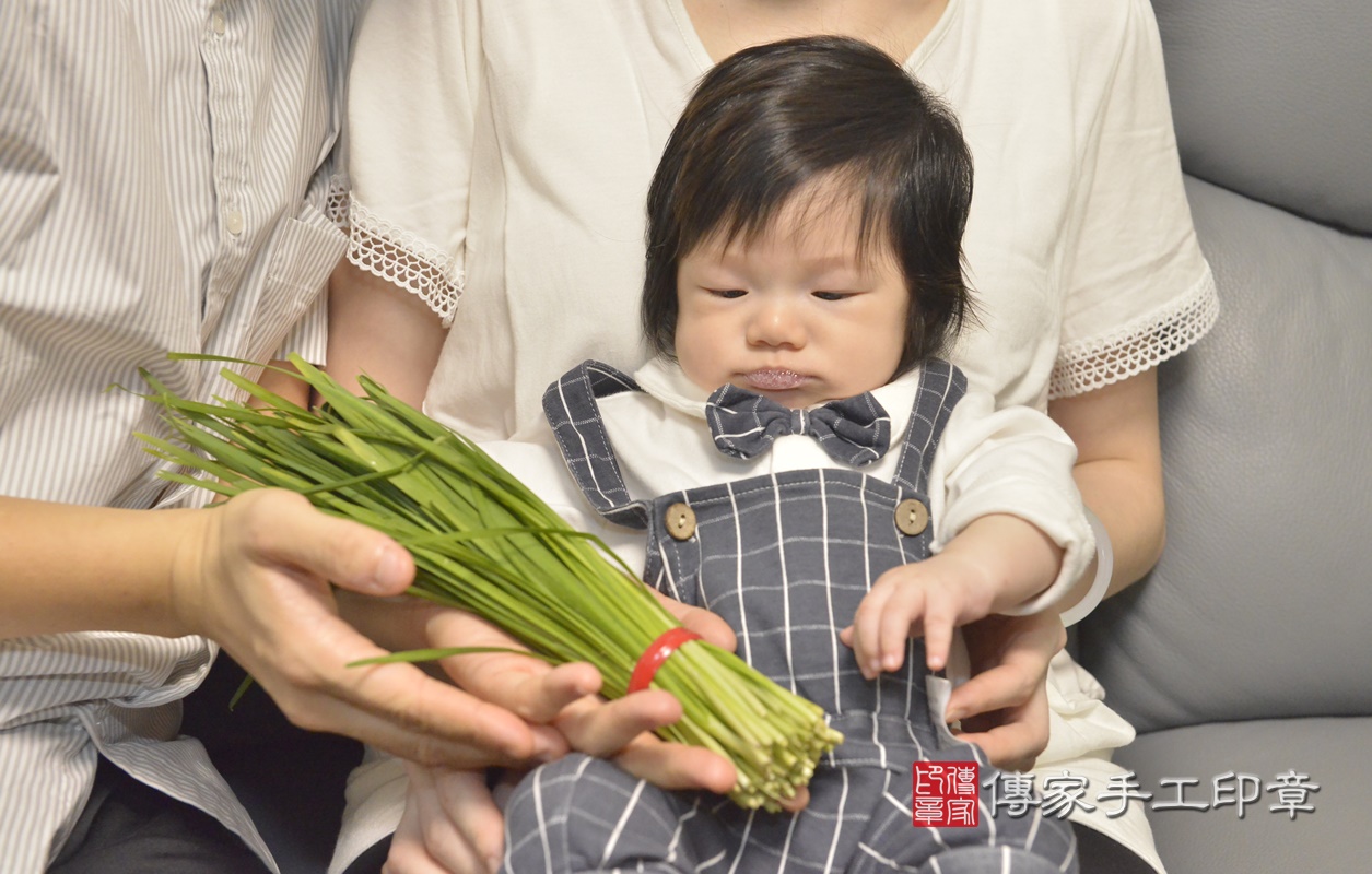 剃胎毛、滿月剃頭、嬰兒剃頭、嬰兒理髮、嬰兒剃髮、嬰兒剃胎毛、嬰兒滿月剃頭、寶寶剃頭、剃胎毛儀式、剃胎毛吉祥話、滿月剃頭儀式、滿月剃頭吉祥話、寶寶剃胎毛、寶寶滿月剃頭理髮、 新北市永和區剃胎毛、新北市永和區滿月剃頭、新北市永和區嬰兒剃頭剃胎毛、新北市永和區嬰兒理髮、新北市嬰兒剃髮、 陳寶寶(新北市永和區到府嬰兒寶寶滿月剃頭理髮、到府嬰兒剃胎毛儀式吉祥話)。到府剃頭剃胎毛主持、專業拍照、DVD光碟、證書。★購買「臍帶章、肚臍章、胎毛筆刷印章」贈送：剃頭、收涎、抓周，三選一。2020.07.25照片19