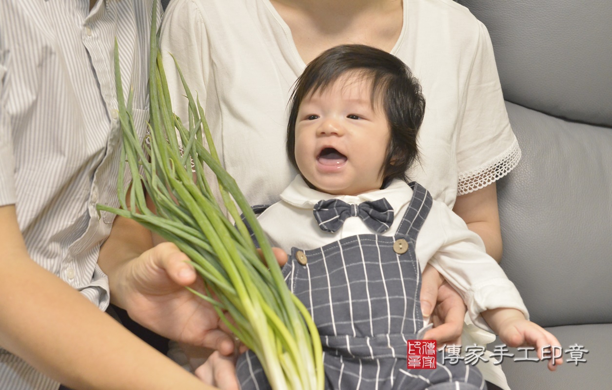 剃胎毛、滿月剃頭、嬰兒剃頭、嬰兒理髮、嬰兒剃髮、嬰兒剃胎毛、嬰兒滿月剃頭、寶寶剃頭、剃胎毛儀式、剃胎毛吉祥話、滿月剃頭儀式、滿月剃頭吉祥話、寶寶剃胎毛、寶寶滿月剃頭理髮、 新北市永和區剃胎毛、新北市永和區滿月剃頭、新北市永和區嬰兒剃頭剃胎毛、新北市永和區嬰兒理髮、新北市嬰兒剃髮、 陳寶寶(新北市永和區到府嬰兒寶寶滿月剃頭理髮、到府嬰兒剃胎毛儀式吉祥話)。到府剃頭剃胎毛主持、專業拍照、DVD光碟、證書。★購買「臍帶章、肚臍章、胎毛筆刷印章」贈送：剃頭、收涎、抓周，三選一。2020.07.25照片23