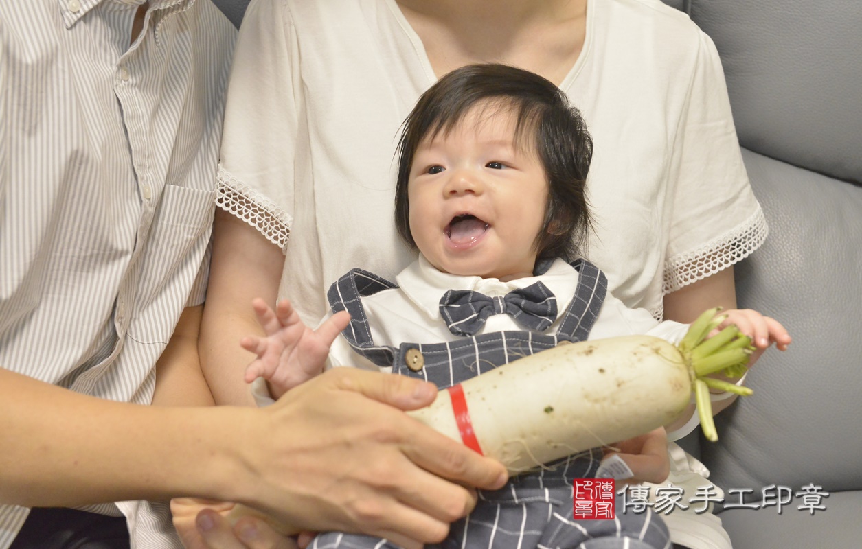 剃胎毛、滿月剃頭、嬰兒剃頭、嬰兒理髮、嬰兒剃髮、嬰兒剃胎毛、嬰兒滿月剃頭、寶寶剃頭、剃胎毛儀式、剃胎毛吉祥話、滿月剃頭儀式、滿月剃頭吉祥話、寶寶剃胎毛、寶寶滿月剃頭理髮、 新北市永和區剃胎毛、新北市永和區滿月剃頭、新北市永和區嬰兒剃頭剃胎毛、新北市永和區嬰兒理髮、新北市嬰兒剃髮、 陳寶寶(新北市永和區到府嬰兒寶寶滿月剃頭理髮、到府嬰兒剃胎毛儀式吉祥話)。到府剃頭剃胎毛主持、專業拍照、DVD光碟、證書。★購買「臍帶章、肚臍章、胎毛筆刷印章」贈送：剃頭、收涎、抓周，三選一。2020.07.25照片25