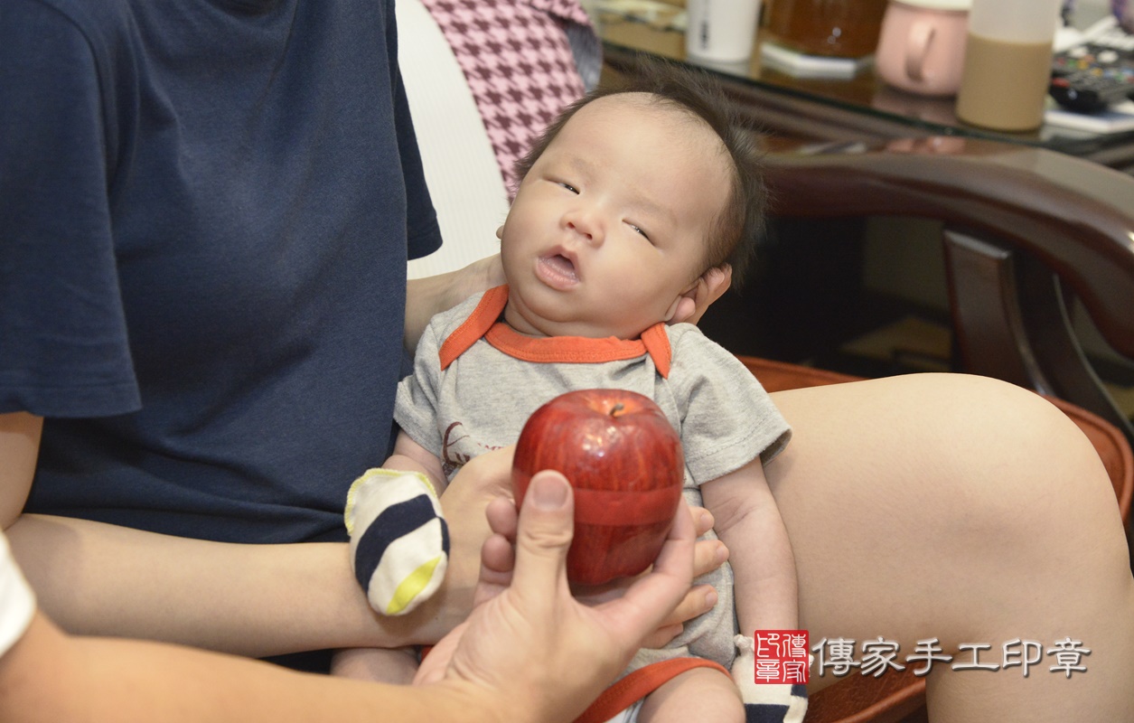 剃胎毛、滿月剃頭、嬰兒剃頭、嬰兒理髮、嬰兒剃髮、嬰兒剃胎毛、嬰兒滿月剃頭、寶寶剃頭、剃胎毛儀式、剃胎毛吉祥話、滿月剃頭儀式、滿月剃頭吉祥話、寶寶剃胎毛、寶寶滿月剃頭理髮、 新北市蘆竹區剃胎毛、新北市蘆竹區滿月剃頭、新北市蘆竹區嬰兒剃頭剃胎毛、新北市蘆竹區嬰兒理髮、新北市嬰兒剃髮、 葉寶寶(新北市蘆竹區到府嬰兒寶寶滿月剃頭理髮、到府嬰兒剃胎毛儀式吉祥話)。到府剃頭剃胎毛主持、專業拍照、DVD光碟、證書。★購買「臍帶章、肚臍章、胎毛筆刷印章」贈送：剃頭、收涎、抓周，三選一。2020.07.30照片16