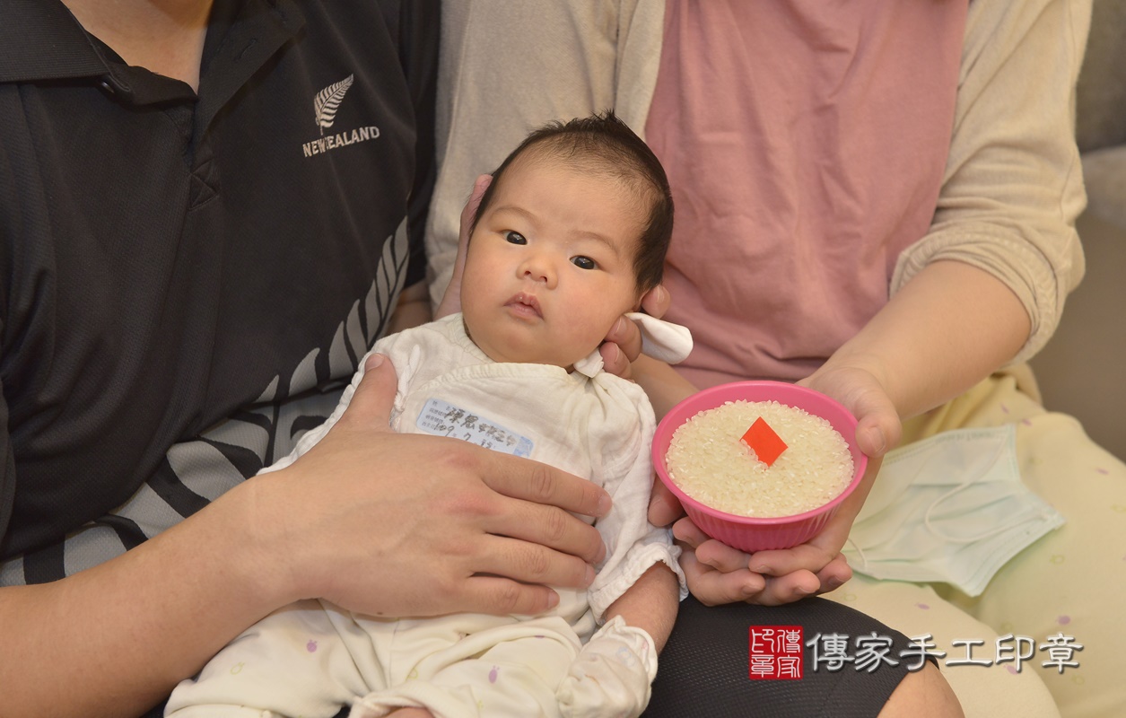 剃胎毛、滿月剃頭、嬰兒剃頭、嬰兒理髮、嬰兒剃髮、嬰兒剃胎毛、嬰兒滿月剃頭、寶寶剃頭、剃胎毛儀式、剃胎毛吉祥話、滿月剃頭儀式、滿月剃頭吉祥話、寶寶剃胎毛、寶寶滿月剃頭理髮、 台北市大安區剃胎毛、台北市大安區滿月剃頭、台北市大安區嬰兒剃頭剃胎毛、台北市大安區嬰兒理髮、台北市嬰兒剃髮、 蘇寶寶(台北市大安區到府嬰兒寶寶滿月剃頭理髮、到府嬰兒剃胎毛儀式吉祥話)。到府剃頭剃胎毛主持、專業拍照、DVD光碟、證書。★購買「臍帶章、肚臍章、胎毛筆刷印章」贈送：剃頭、收涎、抓周，三選一。2020.08.07照片11