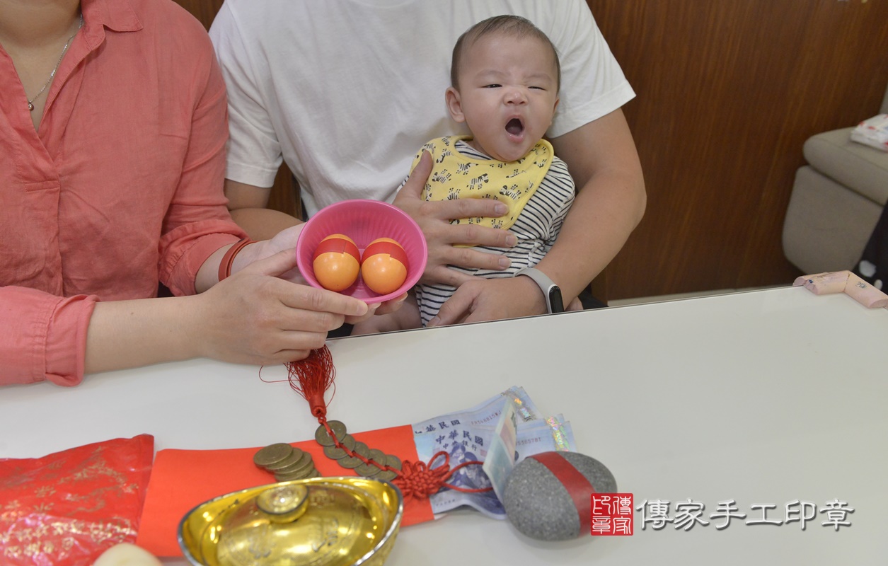 剃胎毛、滿月剃頭、嬰兒剃頭、嬰兒理髮、嬰兒剃髮、嬰兒剃胎毛、嬰兒滿月剃頭、寶寶剃頭、剃胎毛儀式、剃胎毛吉祥話、滿月剃頭儀式、滿月剃頭吉祥話、寶寶剃胎毛、寶寶滿月剃頭理髮、 新北市三重區剃胎毛、新北市三重區滿月剃頭、新北市三重區嬰兒剃頭剃胎毛、新北市三重區嬰兒理髮、新北市嬰兒剃髮、 胡寶寶(新北市三重區到府嬰兒寶寶滿月剃頭理髮、到府嬰兒剃胎毛儀式吉祥話)。到府剃頭剃胎毛主持、專業拍照、DVD光碟、證書。★購買「臍帶章、肚臍章、胎毛筆刷印章」贈送：剃頭、收涎、抓周，三選一。2020.08.09照片5