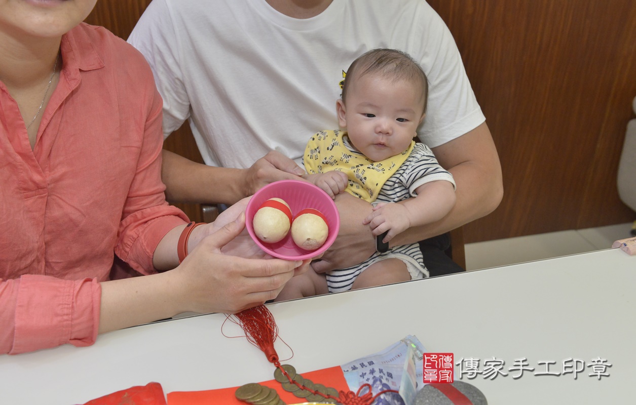 剃胎毛、滿月剃頭、嬰兒剃頭、嬰兒理髮、嬰兒剃髮、嬰兒剃胎毛、嬰兒滿月剃頭、寶寶剃頭、剃胎毛儀式、剃胎毛吉祥話、滿月剃頭儀式、滿月剃頭吉祥話、寶寶剃胎毛、寶寶滿月剃頭理髮、 新北市三重區剃胎毛、新北市三重區滿月剃頭、新北市三重區嬰兒剃頭剃胎毛、新北市三重區嬰兒理髮、新北市嬰兒剃髮、 胡寶寶(新北市三重區到府嬰兒寶寶滿月剃頭理髮、到府嬰兒剃胎毛儀式吉祥話)。到府剃頭剃胎毛主持、專業拍照、DVD光碟、證書。★購買「臍帶章、肚臍章、胎毛筆刷印章」贈送：剃頭、收涎、抓周，三選一。2020.08.09照片7