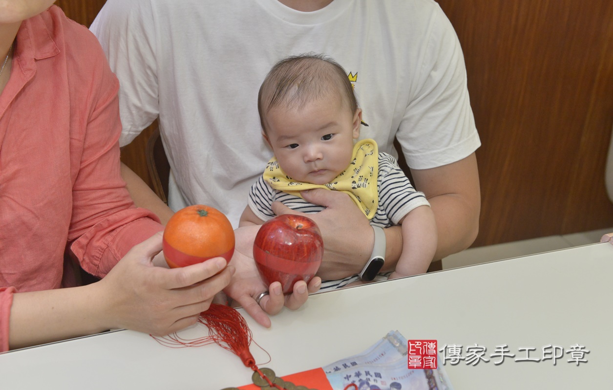 剃胎毛、滿月剃頭、嬰兒剃頭、嬰兒理髮、嬰兒剃髮、嬰兒剃胎毛、嬰兒滿月剃頭、寶寶剃頭、剃胎毛儀式、剃胎毛吉祥話、滿月剃頭儀式、滿月剃頭吉祥話、寶寶剃胎毛、寶寶滿月剃頭理髮、 新北市三重區剃胎毛、新北市三重區滿月剃頭、新北市三重區嬰兒剃頭剃胎毛、新北市三重區嬰兒理髮、新北市嬰兒剃髮、 胡寶寶(新北市三重區到府嬰兒寶寶滿月剃頭理髮、到府嬰兒剃胎毛儀式吉祥話)。到府剃頭剃胎毛主持、專業拍照、DVD光碟、證書。★購買「臍帶章、肚臍章、胎毛筆刷印章」贈送：剃頭、收涎、抓周，三選一。2020.08.09照片15